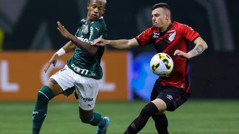 Danilo of Palmeiras and Hugo Moura of Athletico Paranaense