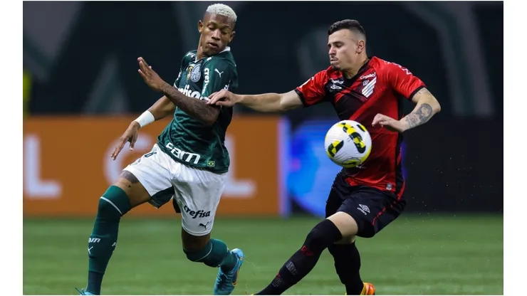 Danilo of Palmeiras and Hugo Moura of Athletico Paranaense