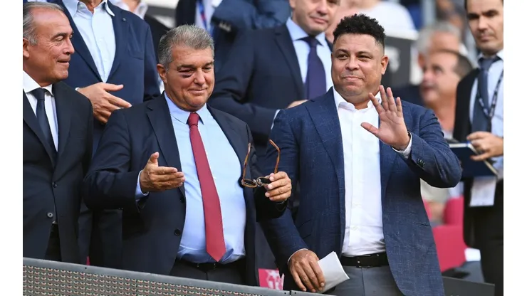 Joan laporta, Barcelona's president, stands alongside Ronaldo Nazario.