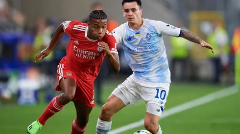 David Neres of SL Benfica fights for the ball with (R) Mykola Shaparenko of Dynamo Kyiv