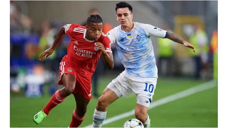 David Neres of SL Benfica fights for the ball with (R) Mykola Shaparenko of Dynamo Kyiv
