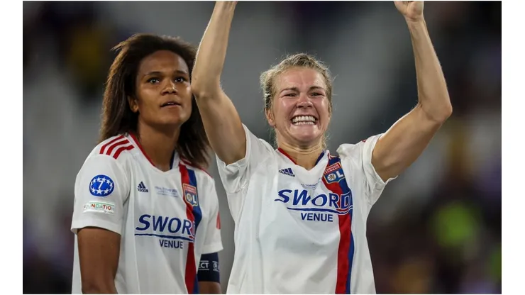 Ada Hegerberg (R) of Olympique Lyon