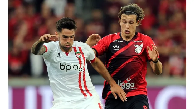 Emmanuel Mas of Estudiantes and Agustín Canobbio of Athletico Paranaense