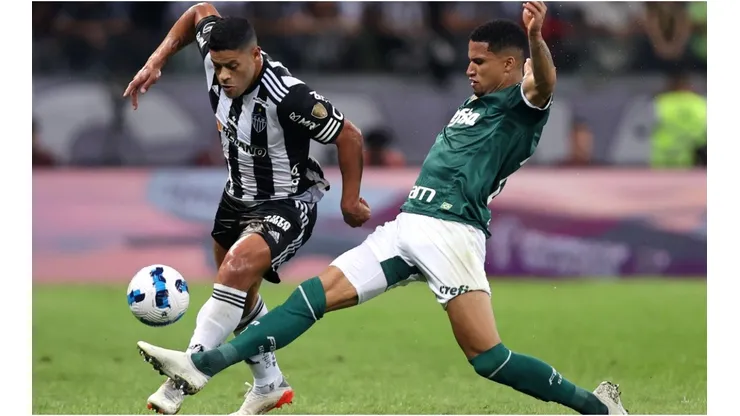 Hulk of Atletico-MG battles for possession with Murilo of Palmeiras