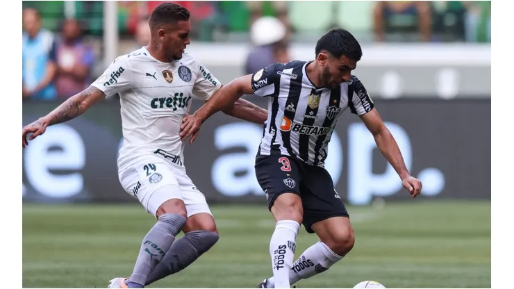 Rafael Navarro of Palmeiras and Junior Alonso of Atletico Mineiro