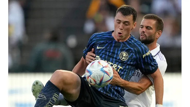 Federico Vinas and Nacho fighting for a ball during their 2022 friendly match.