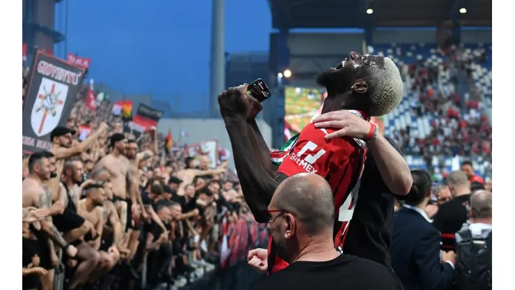 Tiemoue Bakayoko of AC Milan celebrates with the fans after their side finished the season as Serie A champions during the Serie A match between US Sassuolo and AC Milan at Mapei Stadium - Citta' del Tricolore on May 22, 2022 in Reggio nell'Emilia, Italy.