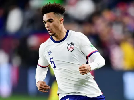 Video: USMNT's Antonee Robinson impresses his Fulham teammates with the coolest magic trick