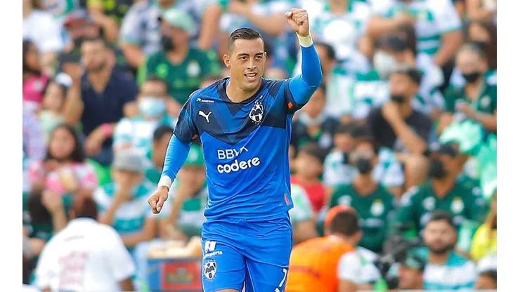 TORREON, MEXICO - JULY 03: Rogelio Funes Mori celebrates after scoring the first goal of his team at during the 1st round match between Santos Laguna and Monterrey as part of Torneo Apertura 2022 Liga MX Corona Stadium on July 3, 2022 in Torreon, Mexico. (Photo by Manuel Guadarrama/Getty Images)