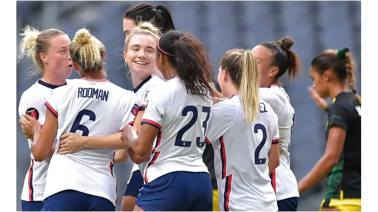 Kristie Mewis of USA celebrates with teammates after scoring