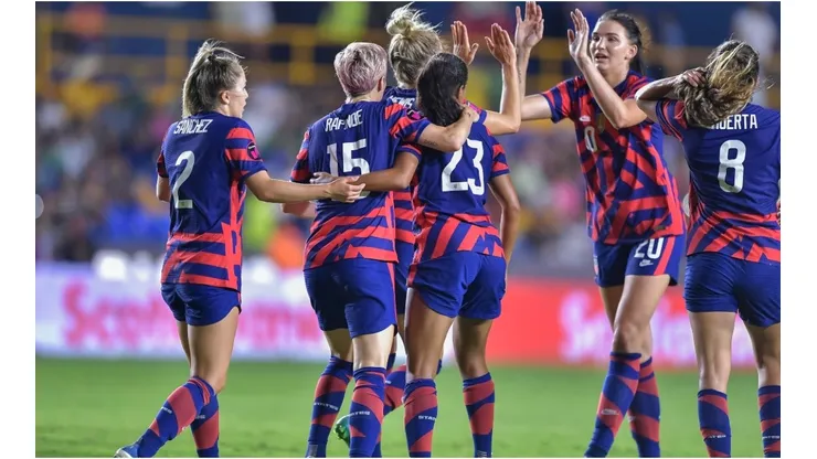 Kristie Mewis of USA celebrates with teammates