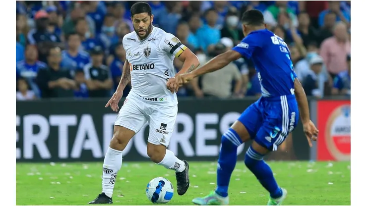 Hulk of Atletico Mineiro competes for the ball with Eddie Guevara of Emelec