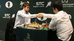 Magnus Carlsen (L) and Ian Nepomniachtchi (R) in a chess game