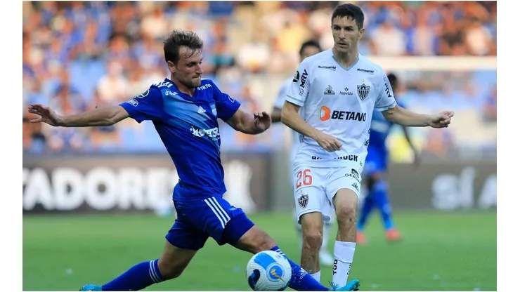Bruno Pitton of Emelec competes for the ball with Ignacio Fernandez of Atletico Mineiro