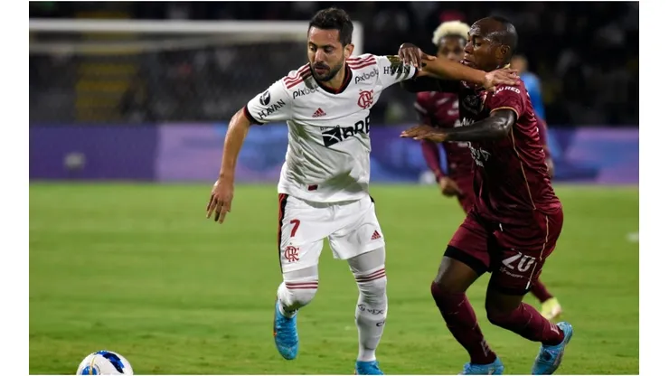 Éverton Ribeiro of Flamengo fights for the ball Junior Hernández of Deportes Tolima