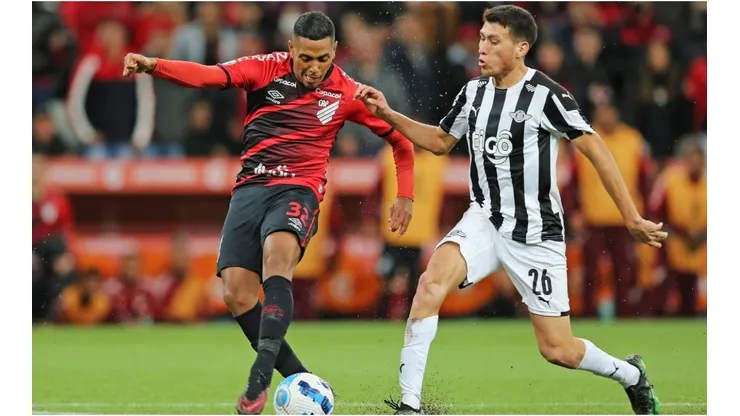 Pedro Rocha of Athletico Paranaense and Hernesto Caballero of Libertad