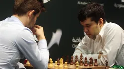 Magnus Carlsen (L) and Ian Nepomniachtchi (R) in a chess game