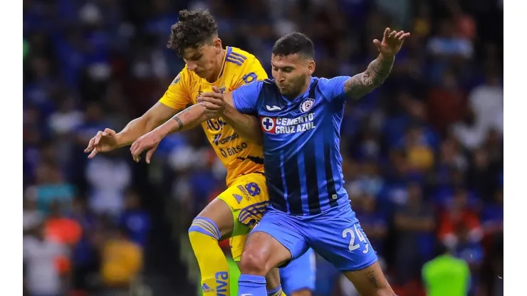 Igor Lichnovsky of Tigres battles for the ball against Juan Escobar of Cruz Azul