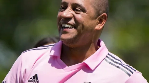 Roberto Carlos training ahead the game