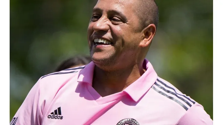 Roberto Carlos training ahead the game