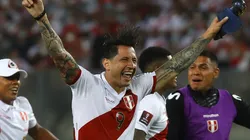 Gianluca Lapadula (C) of Peru celebrates with teammates.