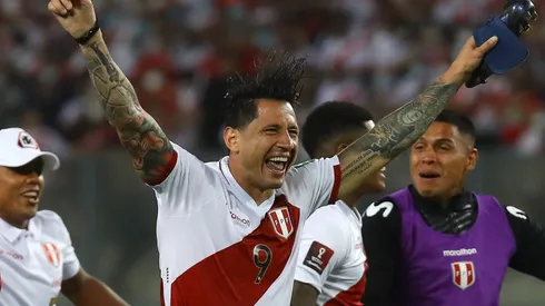 Gianluca Lapadula (C) of Peru celebrates with teammates.
