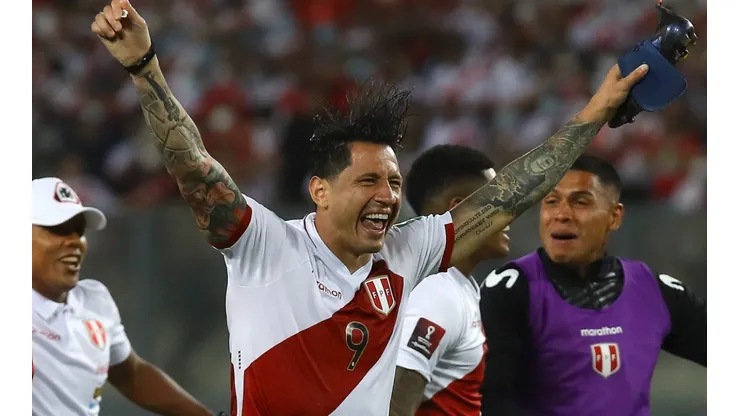 Gianluca Lapadula (C) of Peru celebrates with teammates.