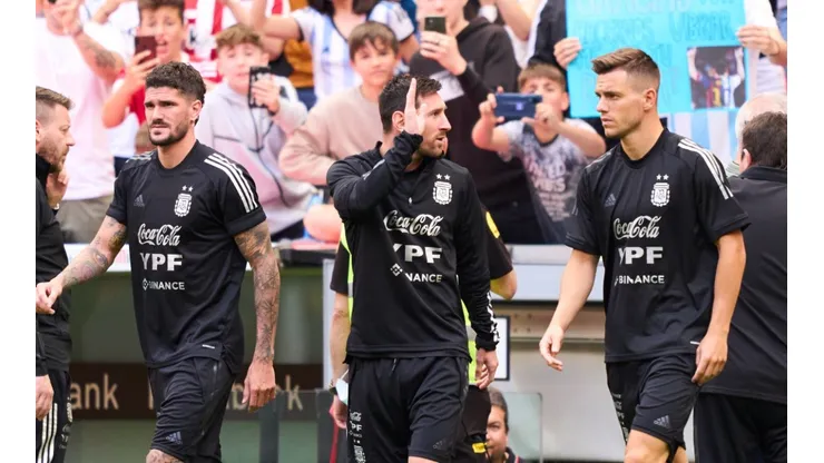 Rodrigo De Paul (left), Lionel Messi (c) and Giovani Lo Celso of Argentina.