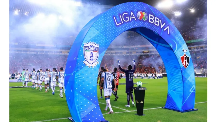 Players of Pachuca and Atlas enter to the field