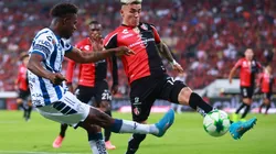 Aviles Hurtado of Pachuca fights for the ball with Luis Reyes of Atlas