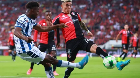 Aviles Hurtado of Pachuca fights for the ball with Luis Reyes of Atlas