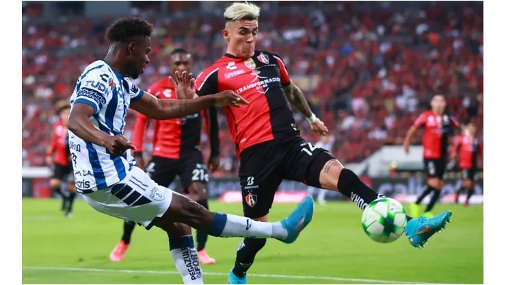 Aviles Hurtado of Pachuca fights for the ball with Luis Reyes of Atlas
