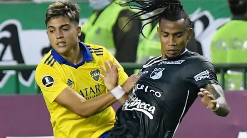 Oscar Zeballos of Boca Juniors and Aldair Gutierrez of Cali