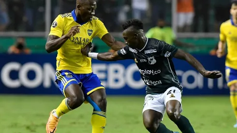 Kevin Velasco of Cali fights for the ball with Luis Advincula of Boca