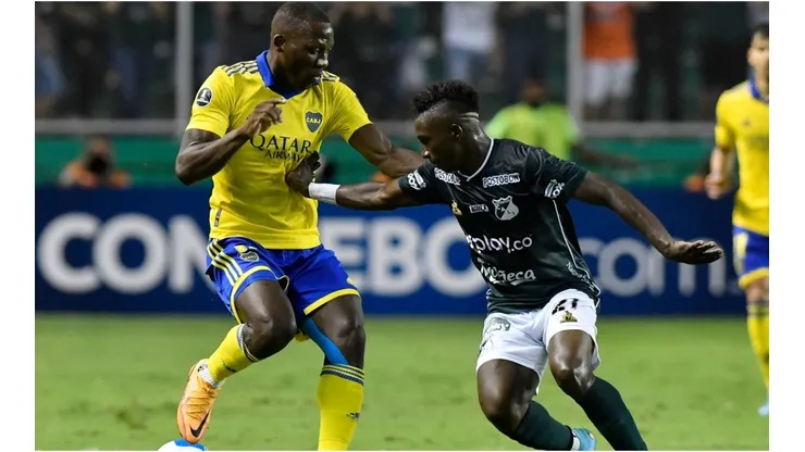 Kevin Velasco of Cali fights for the ball with Luis Advincula of Boca