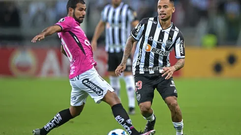 Allan (R) of Atletico Mineiro and Junior Sornoza (L) of Independiente del Valle
