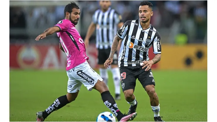 Allan (R) of Atletico Mineiro and Junior Sornoza (L) of Independiente del Valle