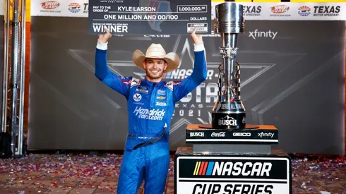 Kyle Larson with his award for winning the 2021 Nascar All-Star Race
