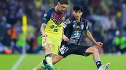 Diego Valdes of America fights for the ball with Kevin Alvarez of Pachuca
