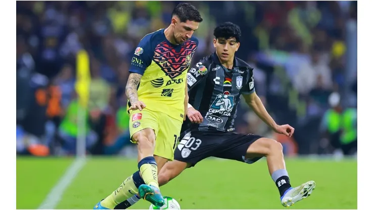 Diego Valdes of America fights for the ball with Kevin Alvarez of Pachuca