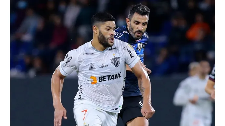 Hulk of Atletico Mineiro and Cristian Pellerano of Independiente del Valle
