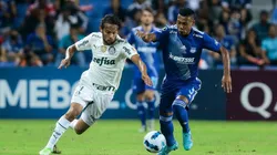 Scarpa of Palmeiras fights for the ball with Dixon Arroyo of Emelec