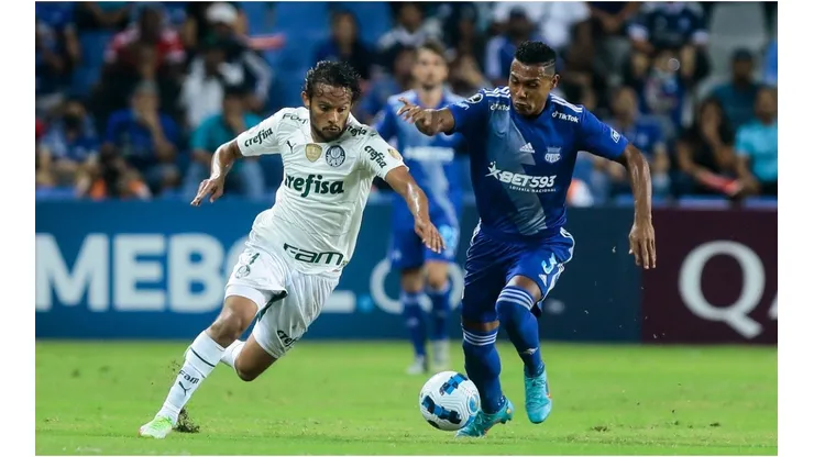 Scarpa of Palmeiras fights for the ball with Dixon Arroyo of Emelec
