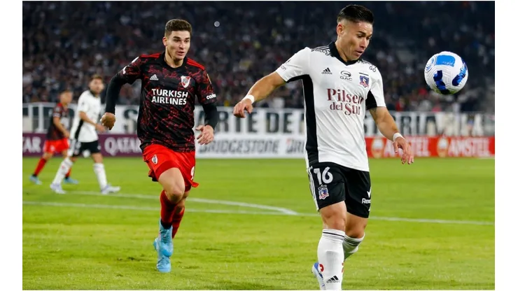 Óscar Opazo of Colo Colo controls the ball against Julián Álvarez of River Plate