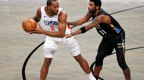 Kyrie Irving guarding Kawhi Leonard