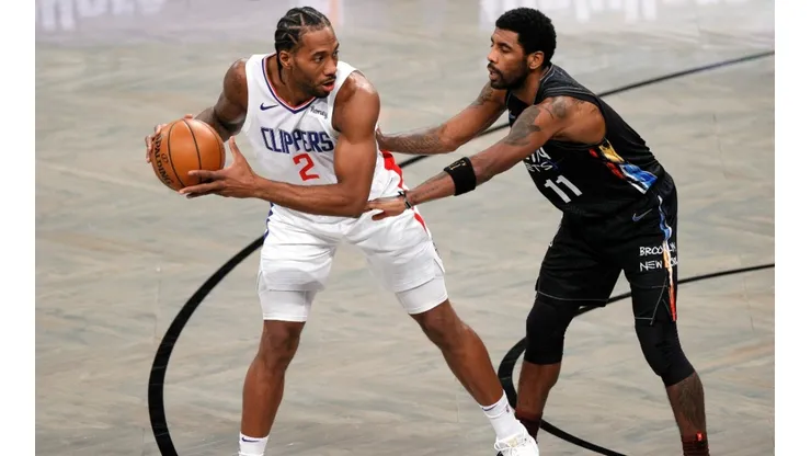 Kyrie Irving guarding Kawhi Leonard