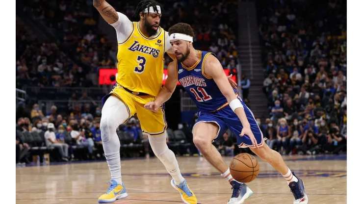 Anthony Davis guarding Klay Thompson