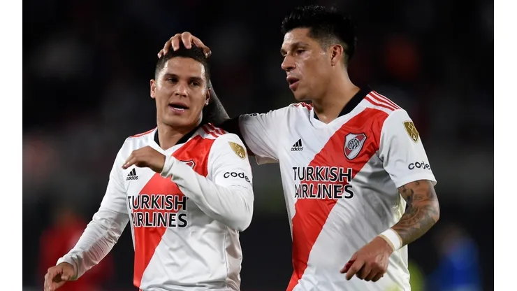 Juan Quintero (L) and Enzo Nicolas Perez of River Plate