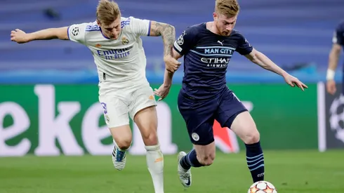 Toni Kroos and Kevin De Bruyne during the match at the Santiago Bernabeu