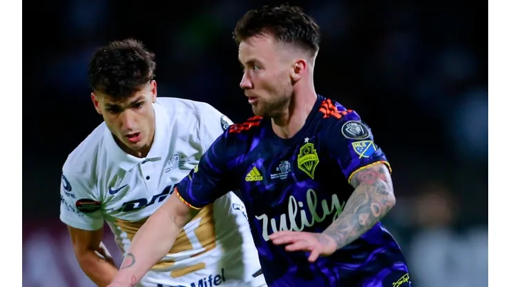 Juan Dinenno (L) of Pumas UNAM and Albert Rusnak (R) of Seattle Sounders